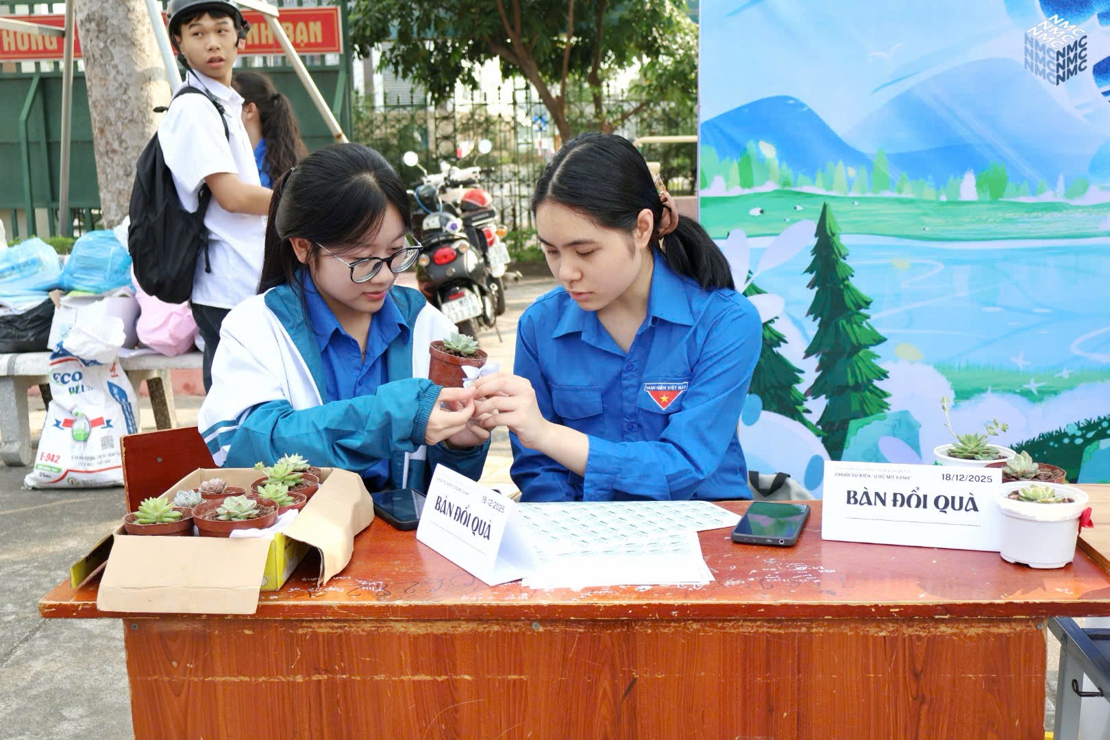 Góp giấy gieo mầm xanh - Sự kiện tình nguyện "ECO VISION - Ước mơ xanh"